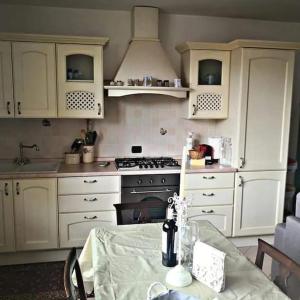 A kitchen or kitchenette at L' incantevole Tana di Oto