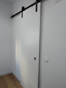 um quarto com paredes brancas e uma porta de vidro deslizante em APARTAMENTO EL LLANO em Lucena