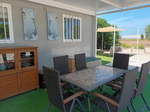 einen Tisch und Stühle in einem Zimmer mit Terrasse in der Unterkunft Eco Resort Costa Blanca in Dolores