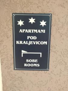 um sinal na parede que lê apartamento rod kalamusalemoteoteose em APARTMAN “POD KRALJEVICOM” em Zaječar