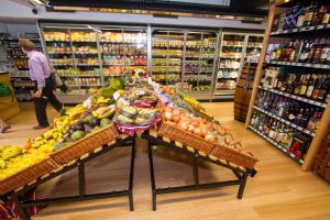 un pasillo de una tienda de comestibles con una muestra de frutas y hortalizas en Apartamentos Turisticos Paraiso en Funchal