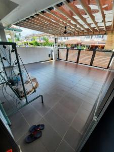 d'un balcon avec une chaise sur le toit. dans l'établissement HOMESTAY DR. Z (MUSLIM HOMESTAY), à Klang