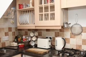 une cuisine avec un évier et un plan de travail dans l'établissement Millgate Cottage in the heart of Richmond, à Richmond