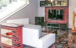 sala de estar con sofá blanco y TV en Amazing Home In Gdansk With Kitchen en Gdansk