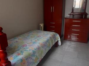 sypialnia z łóżkiem i komodą w obiekcie Venha curtir o Rio w mieście Rio de Janeiro