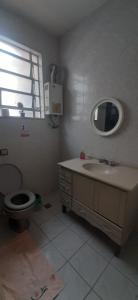 W łazience znajduje się umywalka, toaleta i lustro. w obiekcie Venha curtir o Rio w mieście Rio de Janeiro
