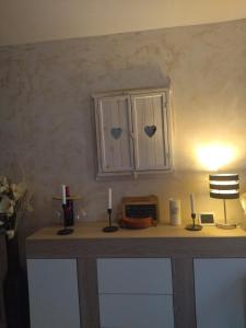 d'un comptoir avec une armoire et deux bougies. dans l'établissement El Bosque de los Romanos, à Puerto de Béjar