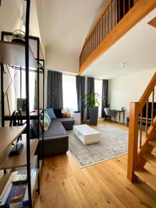 - un salon avec un canapé et une table dans l'établissement Stylish two-floor apartment in a heart of Basel, à Bâle