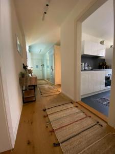 einen Flur mit Teppichen auf dem Boden in einem Haus in der Unterkunft Stylish two-floor apartment in a heart of Basel in Basel
