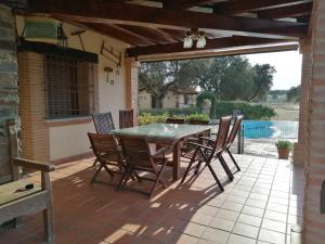 a patio with a table and chairs on a patio at Casa rural Suerte de los Mozos in Torrecillas de la Tiesa
