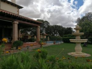 una grande fontana in pietra nel cortile di una casa di Casa rural Suerte de los Mozos a Cáceres