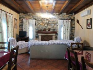 sala de estar con mesa y chimenea en Casa rural Suerte de los Mozos, en Cáceres