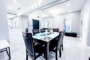 The Griffon House في شلالات نياغارا: مطبخ وغرفة طعام مع طاولة وكراسي