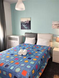 - une chambre avec un lit et 2 oreillers dans l'établissement Day Ok Casa Terrasa Beach, à Malgrat de Mar