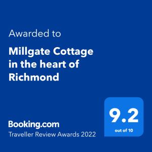 Ett certifikat, pris eller annat dokument som visas upp på Millgate Cottage in the heart of Richmond