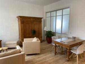 - un salon avec une table et un canapé dans l'établissement Apartment Van Eß Hof - Altstadt Warburg, à Warburg