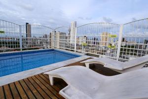 un balcón con piscina en la parte superior de un edificio en Studio Manaíra #806 por Carpediem en João Pessoa