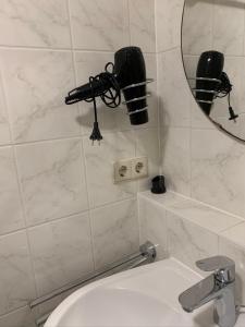 Baño blanco con espejo y lavabo en Appartement by Luis, en Burgheim