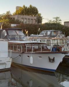 um barco branco está ancorado na água em Capitaine Zephyr em Beaucaire