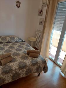 una camera da letto con un letto e asciugamani di Casa vacanze Mare Blu a Bellaria-Igea Marina