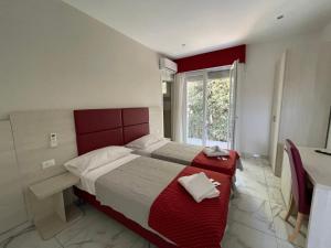 Un dormitorio con una cama grande y una ventana en Venice Hub, en Mestre