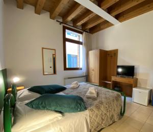 เตียงในห้องที่ Casa Santa Caterina e Sant Antonio