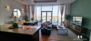 TV a/nebo společenská místnost v ubytování Palm Jumeirah 1BR luxurious & gorgeous view