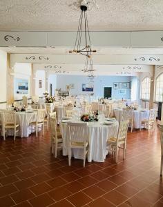einen Bankettsaal mit Tischen und Stühlen mit weißem Tischtuch in der Unterkunft Hotel Vedute in Fucecchio