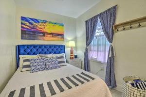 een slaapkamer met een bed met een blauw hoofdeinde en een raam bij Sarasota Home in Historic District with Patio! in Sarasota