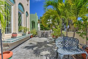 薩拉索塔的住宿－Sarasota Home in Historic District with Patio!，房屋内带椅子和棕榈树的庭院