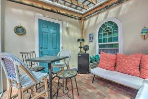 un portico con divano, tavolo e sedie di Sarasota Home in Historic District with Patio! a Sarasota