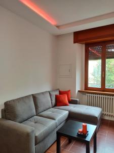 sala de estar con sofá y mesa en Appartamento Poli, en Castiglione dei Pepoli