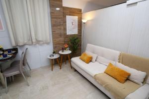 a living room with a couch and a table at Studio Manaíra #805 - Flat na Praia por Carpediem in Tambaú