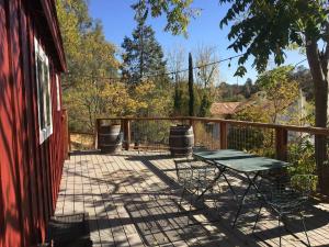 un patio con mesa y sillas en una terraza en Modern Farmhouse/Executive Retreat Amador City, CA, en Amador City