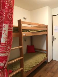 Una cama o camas cuchetas en una habitación  de Crocus Résidence Cybele
