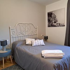 um quarto com uma cama com duas toalhas em Casa Reibon em Santiago de Compostela