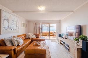 Jeffreys Bay Beach Accommodation tesisinde bir oturma alanı