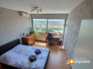 Un ou plusieurs lits dans un hébergement de l'établissement Bel appartement avec vue splendide sur toute la ville de Colmar - Parking gratuit