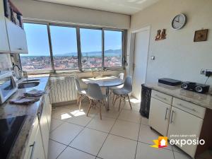 Cuisine ou kitchenette dans l'établissement Bel appartement avec vue splendide sur toute la ville de Colmar - Parking gratuit