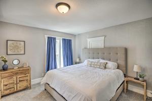 Ένα ή περισσότερα κρεβάτια σε δωμάτιο στο Sioux Falls Abode with Fire Pit - 1 Mi to Dtwn!