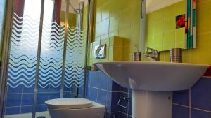 łazienka z umywalką i toaletą w obiekcie Alekos Beach Houses-Angelo w Lixoúrion +14 zdjęć