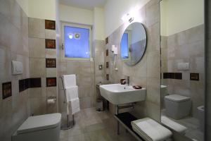 レッチェにあるB&B Imbriani 24のバスルーム(洗面台、トイレ、鏡付)