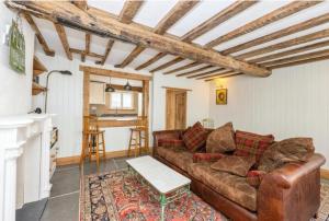 亨廷登的住宿－Samuel Pepys Cottage，客厅配有沙发和桌子