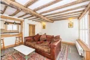 sala de estar con sofá y mesa en Samuel Pepys Cottage, en Huntingdon
