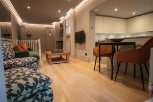 un soggiorno con divano e tavolo di Vancouver Studios a Londra