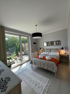 una camera con un letto e una grande finestra di Apartamenty Olimpijska 1B & 1T a Szczyrk