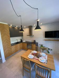 Kuchyňa alebo kuchynka v ubytovaní Apartamenty Olimpijska 1B & 1T