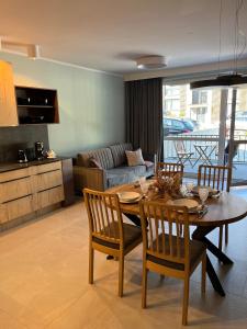 Kuchyňa alebo kuchynka v ubytovaní Apartamenty Olimpijska 1B & 1T