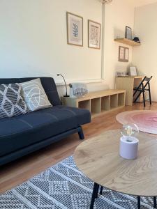 sala de estar con sofá y mesa en Studio Loft en Pécs