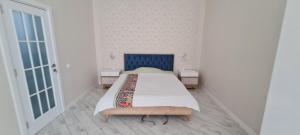 Un pat sau paturi într-o cameră la Mardakan Villa